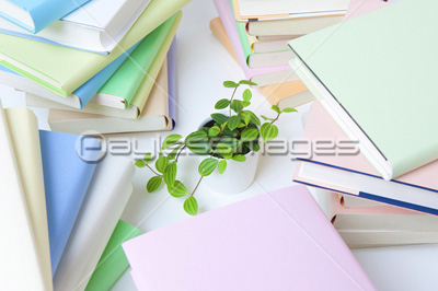 山積みの本と観葉植物 商用利用可能な写真素材 イラスト素材ならストックフォトの定額制ペイレスイメージズ