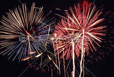 線香花火風の打ち上げ花火 商用利用可能な写真素材 イラスト素材ならストックフォトの定額制ペイレスイメージズ