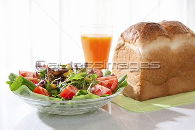 サラダと野菜ジュースとパンの朝食 ストックフォトの定額制ペイレスイメージズ