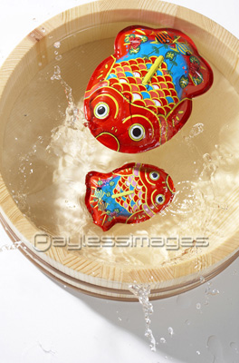 ブリキの金魚 商用利用可能な写真素材 イラスト素材ならストックフォトの定額制ペイレスイメージズ