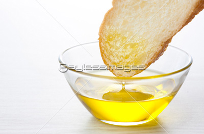 フランスパンとオリーブオイル 商用利用可能な写真素材 イラスト素材ならストックフォトの定額制ペイレスイメージズ