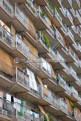 暑さ対策のマンションベランダ 商用利用可能な写真素材 イラスト素材ならストックフォトの定額制ペイレスイメージズ