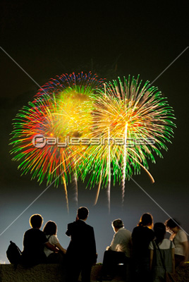 花火と見物人の合成写真 商用利用可能な写真素材 イラスト素材ならストックフォトの定額制ペイレスイメージズ