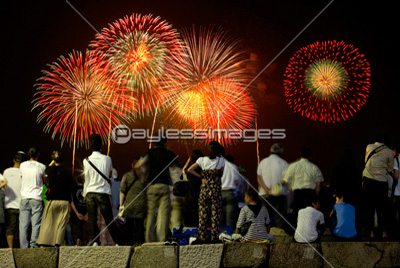 花火と見物人の合成写真 商用利用可能な写真素材 イラスト素材ならストックフォトの定額制ペイレスイメージズ