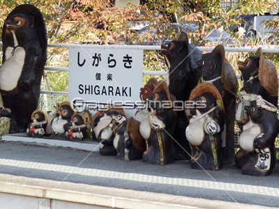 信楽高原鉄道の信楽駅ホームと信楽焼きのタヌキの置物 商用利用可能な写真素材 イラスト素材ならストックフォトの定額制ペイレスイメージズ 信楽高原鉄道の信楽駅ホームと信楽焼きのタヌキの置物 商用利用可能な写真素材 イラスト素材ならストックフォトの定額制ペイレスイメージズ