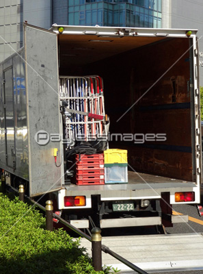荷降ろしするトラック 商用利用可能な写真素材 イラスト素材ならストックフォトの定額制ペイレスイメージズ