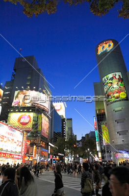 渋谷109交差点夕景の写真イラスト素材 Gf1380404859