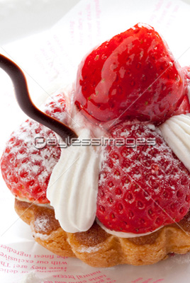 苺タルトケーキ 商用利用可能な写真素材 イラスト素材ならストックフォトの定額制ペイレスイメージズ