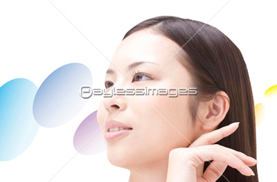 頬に手を添える女性 ストックフォトの定額制ペイレスイメージズ