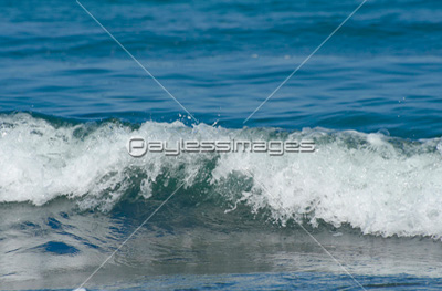 打ち寄せる波高速ｼｬｯﾀｰで波頭を撮る 商用利用可能な写真素材 イラスト素材ならストックフォトの定額制ペイレスイメージズ