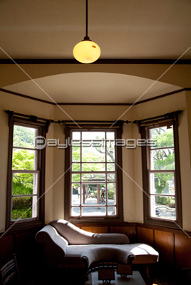 洋館の窓 商用利用可能な写真素材 イラスト素材ならストックフォトの定額制ペイレスイメージズ