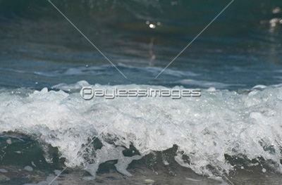 打ち寄せる波高速ｼｬｯﾀｰで波頭を撮る 商用利用可能な写真素材 イラスト素材ならストックフォトの定額制ペイレスイメージズ