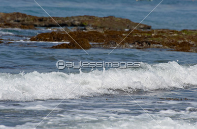 打ち寄せる波高速ｼｬｯﾀｰで波頭を撮る 商用利用可能な写真素材 イラスト素材ならストックフォトの定額制ペイレスイメージズ