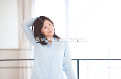 手すりに寄りかかる女性 ストックフォトの定額制ペイレスイメージズ