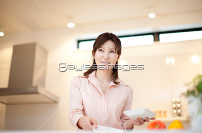 皿を持つ女性 ストックフォトの定額制ペイレスイメージズ