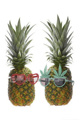 サングラスとパイナップル 商用利用可能な写真素材 イラスト素材ならストックフォトの定額制ペイレスイメージズ