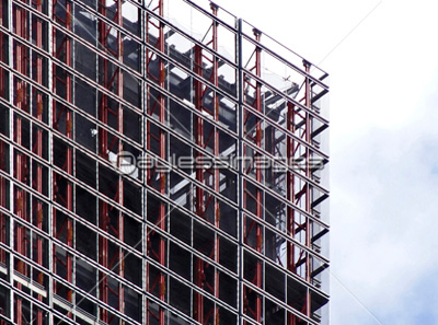 ビル建築工事現場の鉄骨 ストックフォトの定額制ペイレスイメージズ