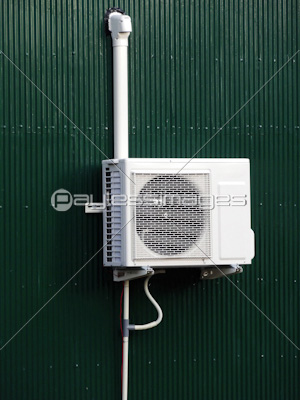トタン壁に設置したエアコン室外機 商用利用可能な写真素材 イラスト素材ならストックフォトの定額制ペイレスイメージズ