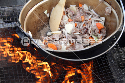 野外炊飯 商用利用可能な写真素材 イラスト素材ならストックフォトの定額制ペイレスイメージズ 野外炊飯 商用利用可能な写真素材 イラスト素材ならストックフォトの定額制ペイレスイメージズ
