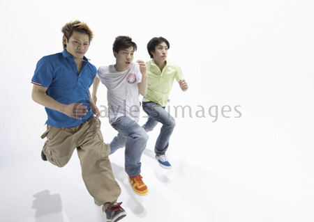 走る若い男性 商用利用可能な写真素材 イラスト素材ならストックフォトの定額制ペイレスイメージズ