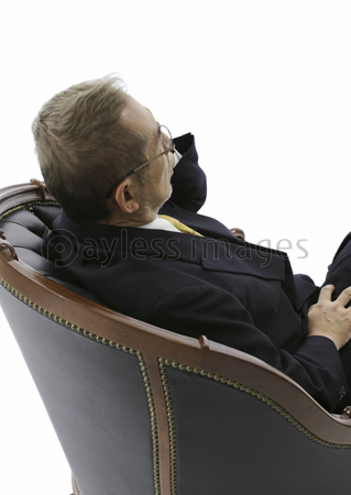 椅子に座るビジネスマン