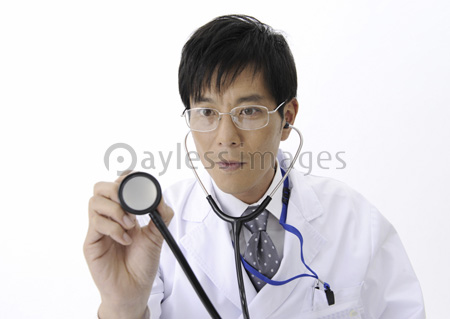聴診器を持つ医師
