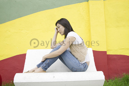 体育座りの写真 イラスト素材 写真素材 ストックフォトの定額制ペイレスイメージズ