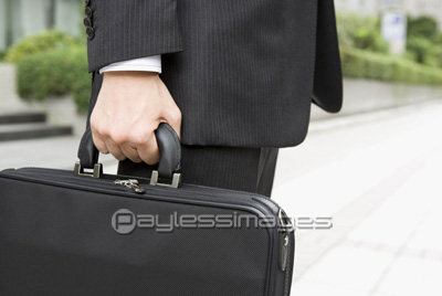 鞄を持つ男性の手 ストックフォトの定額制ペイレスイメージズ