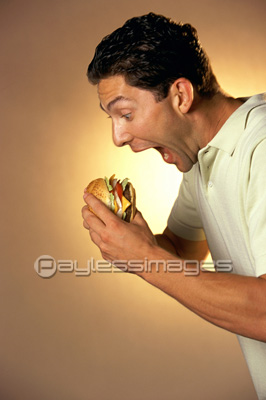 ハンバーガーを食べる男性 商用利用可能な写真素材 イラスト素材ならストックフォトの定額制ペイレスイメージズ