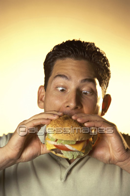 ハンバーガーを食べる男性 商用利用可能な写真素材 イラスト素材ならストックフォトの定額制ペイレスイメージズ
