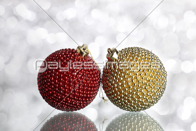 Red,and,gold,Christmas,balls,on,blurred,background