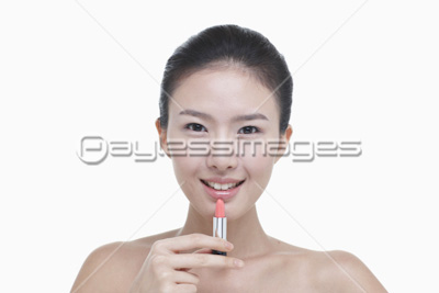 口紅を塗る女性
