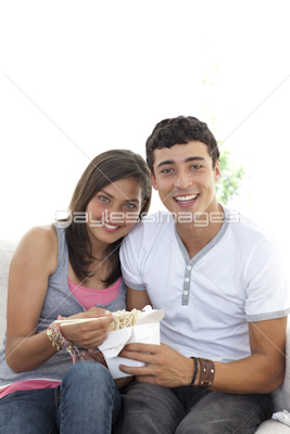 Couple,of,teenagers,eating,pasta,with,copy-スペース