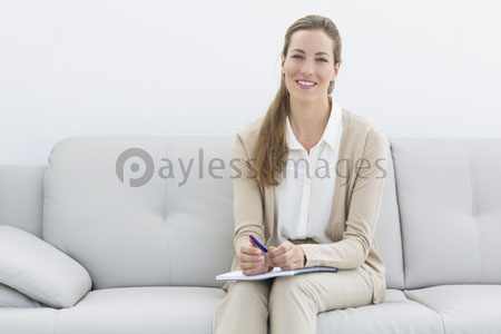 It smiles and expresses the financial advisor of the woman who sits on a sofa.