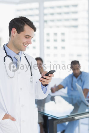 The doctor text is communicating in the surrounding group of the table of a hospital.