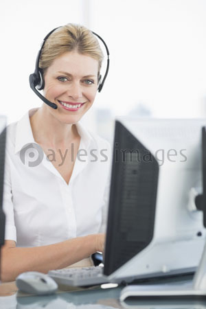 Woman .... Perform the headset of a desk by using computer.