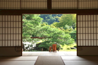 和室と日本庭園 商用利用可能な写真素材 イラスト素材ならストックフォトの定額制ペイレスイメージズ