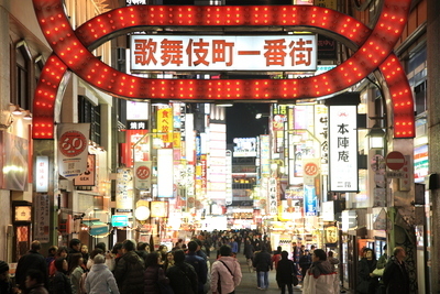 歌舞伎町一番街 商用利用可能な写真素材 イラスト素材ならストックフォトの定額制ペイレスイメージズ