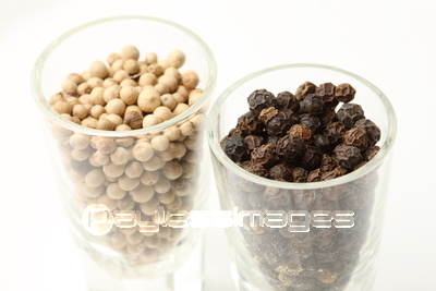 白胡椒と黒胡椒 ストックフォトの定額制ペイレスイメージズ