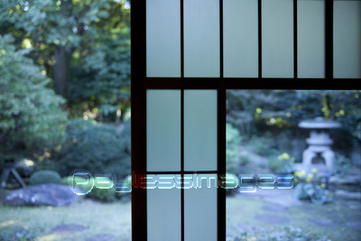 日本家屋の窓 ストックフォトの定額制ペイレスイメージズ