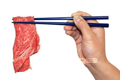 牛肉を箸でつまむ手 商用利用可能な写真素材 イラスト素材ならストックフォトの定額制ペイレスイメージズ
