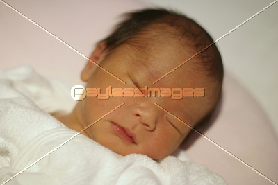 生後1ヶ月の赤ちゃんの寝顔 ストックフォトの定額制ペイレスイメージズ