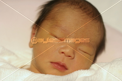 生後1ヶ月の赤ちゃんの寝顔 ストックフォトの定額制ペイレスイメージズ