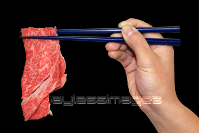 牛肉を箸でつまむ手 商用利用可能な写真素材 イラスト素材ならストックフォトの定額制ペイレスイメージズ