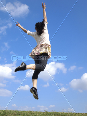 ジャンプする女性 商用利用可能な写真素材 イラスト素材ならストックフォトの定額制ペイレスイメージズ