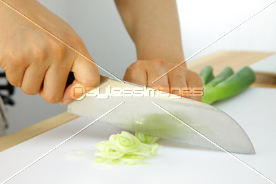 長ねぎを切る 商用利用可能な写真素材 イラスト素材ならストックフォトの定額制ペイレスイメージズ