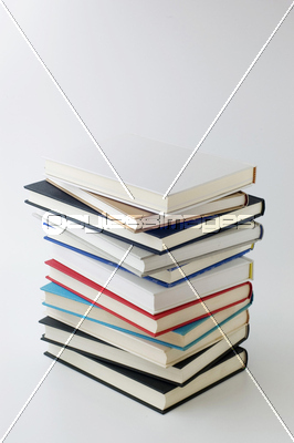 積み上げた本 商用利用可能な写真素材 イラスト素材ならストックフォトの定額制ペイレスイメージズ
