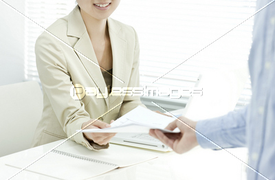 書類を受け取るビジネスウーマン 商用利用可能な写真素材 イラスト素材ならストックフォトの定額制ペイレスイメージズ