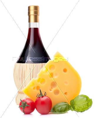 赤ワインの瓶、チーズ、トマトはまだ白い背景排気切替器で隔離生命体。イタリア料理の概念。