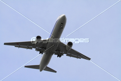 着陸する飛行機(B767)